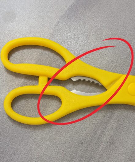 What is that strange toothed part on kitchen scissors for?